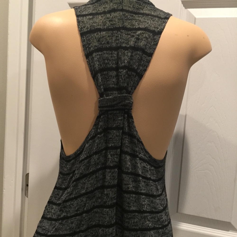 Vest. - Picture 2 of 5